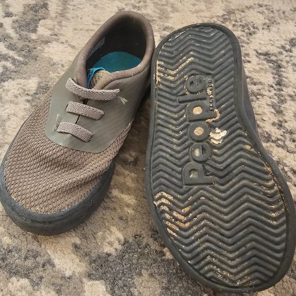 3/$25 🏷 People Army Green Slip On Shoes Size 6 - Picture 2 of 5